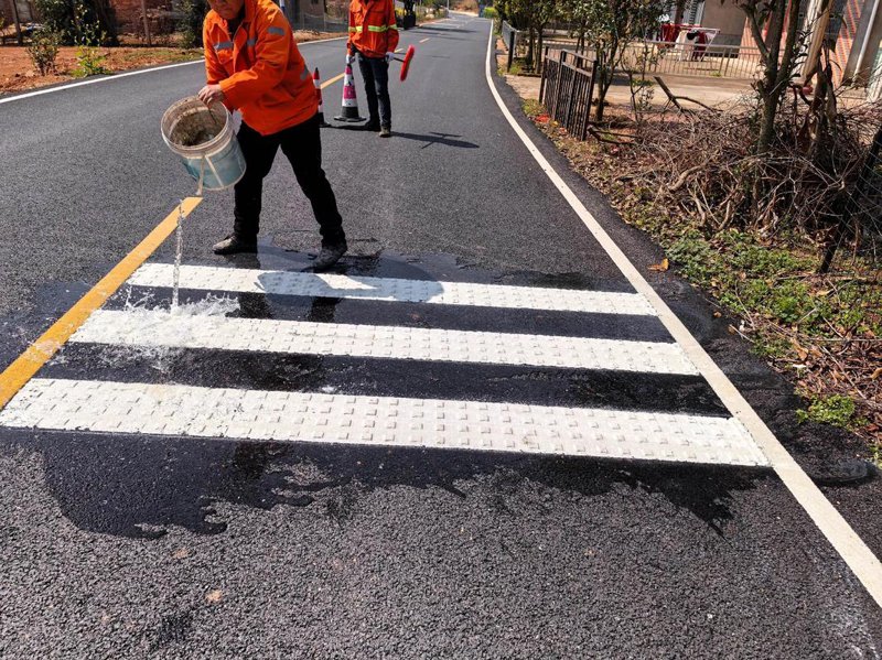 波形护栏安装:构建安全防护线